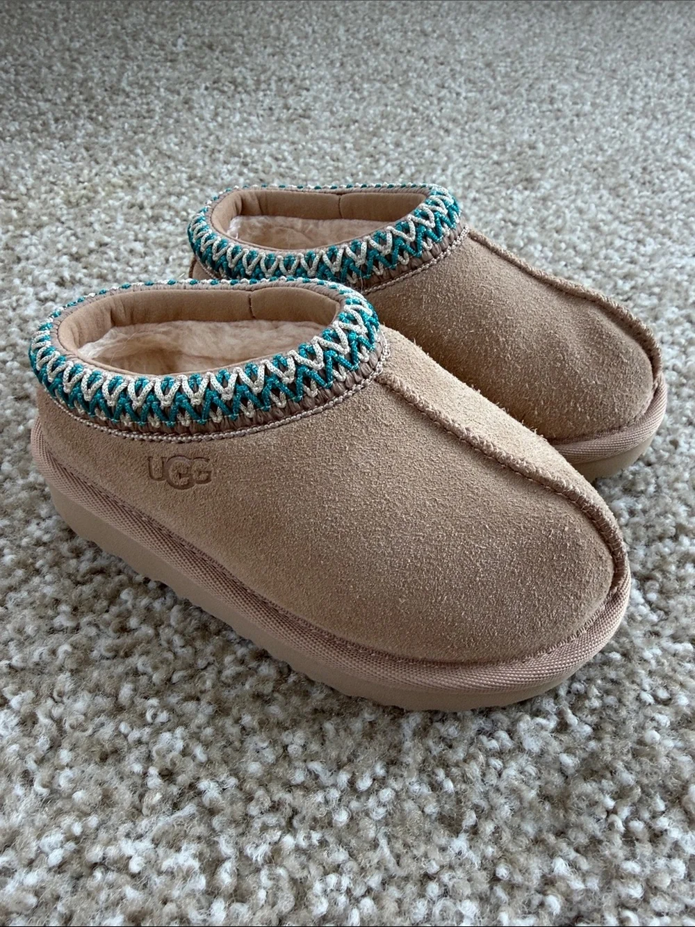 UGG Tasman Toddler Slippers - light beige with teal embroidery - Size 8